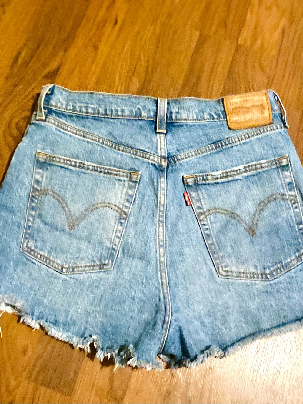 Levi’s Ribcage Shorts - Picture 4 of 6